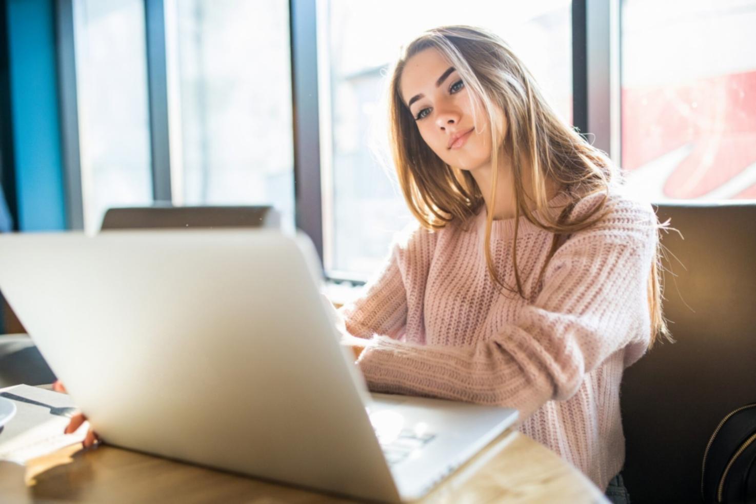 Studenti che lavorano alla pianificazione di un gioco mobile